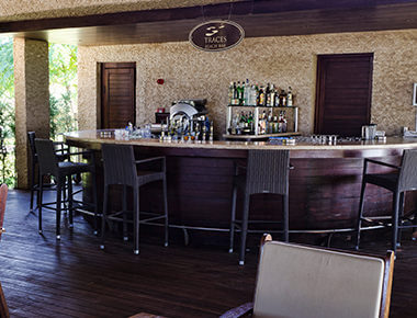 TRACES BEACH BAR